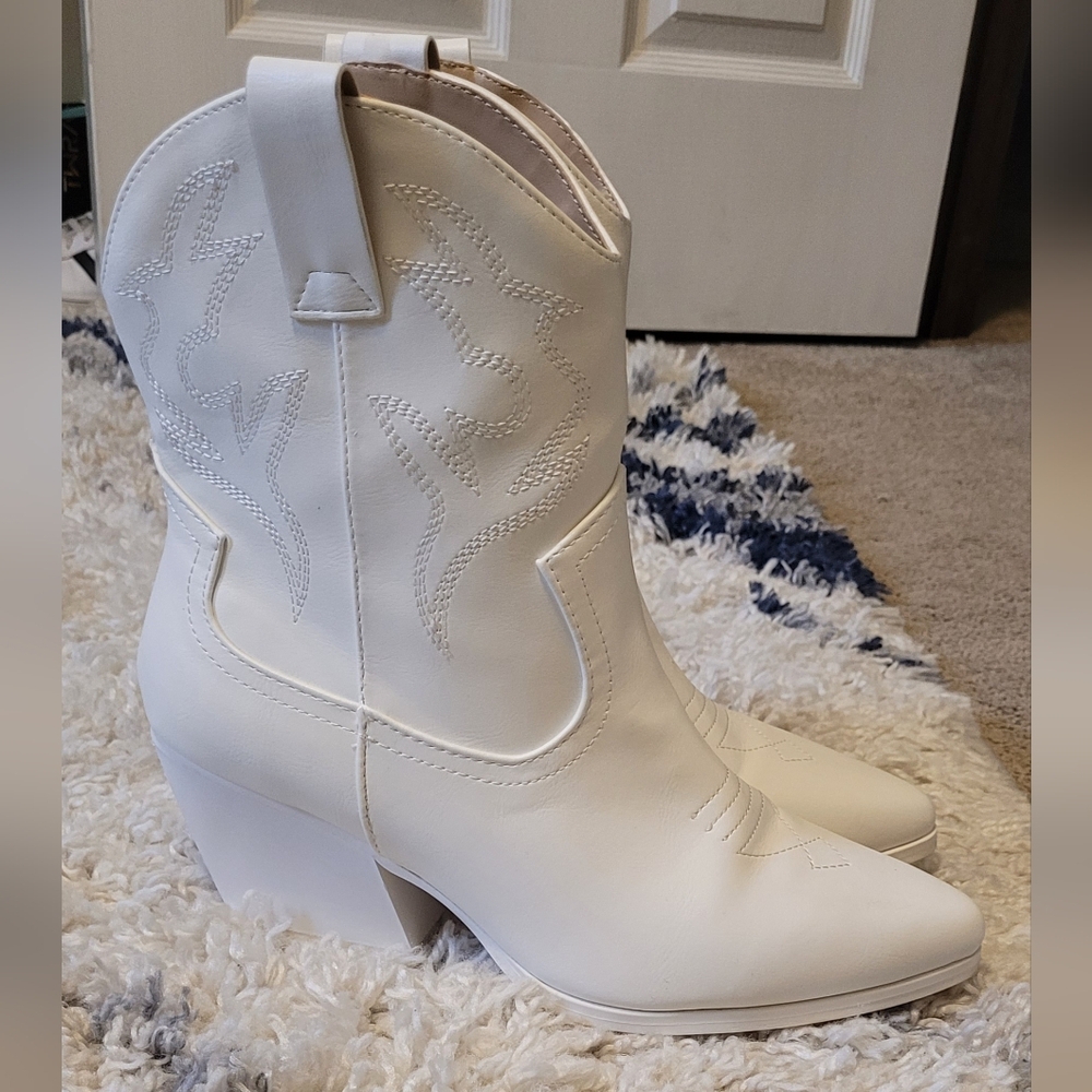 Women's White Cowboy Boots SODA Brand Size 10